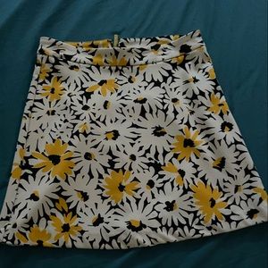 Floral daisy print yellow white and black above the knee skirt